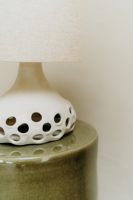 ceramic tablelamp .. white shade ..