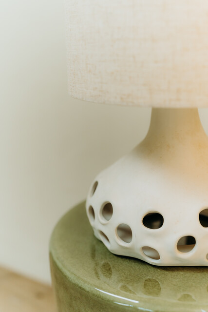 ceramic tablelamp .. white shade ..