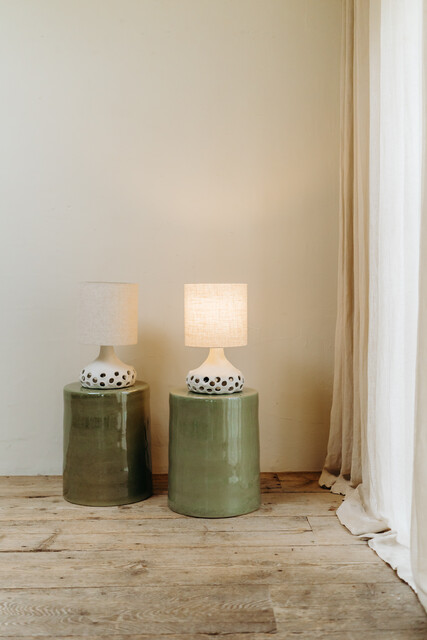 ceramic tablelamp .. white shade ..