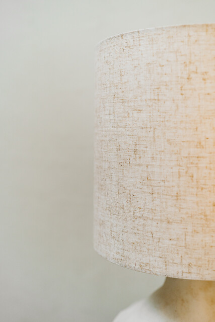 ceramic tablelamp .. white shade ..