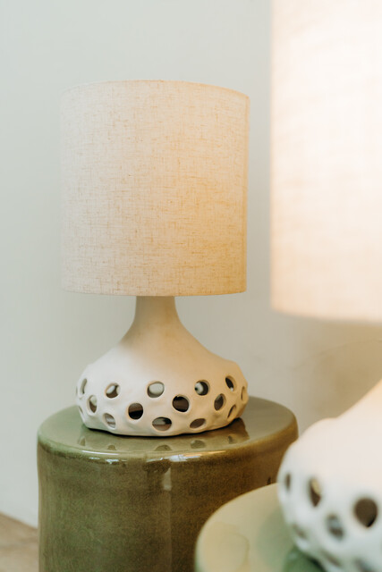 ceramic tablelamp .. white shade ..