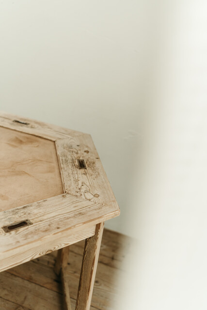 pair of hexagonal center tables ... pinewood/leather ...